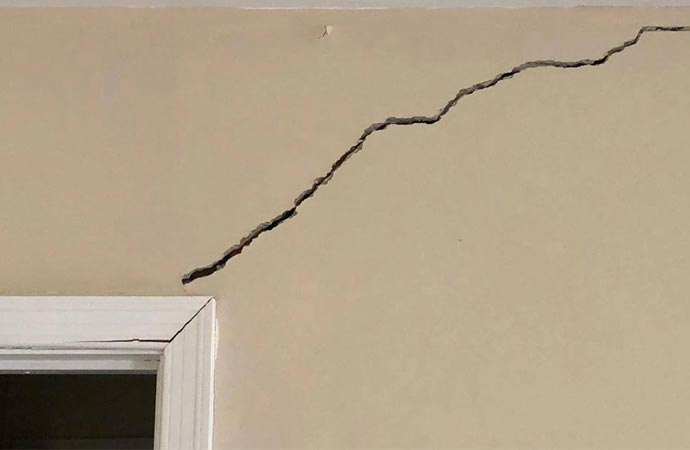 Drywall Cracks Repairing Service